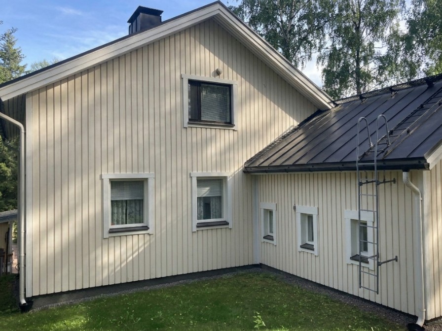 Talon maalaus Mäntsälä – Kuvassa valmis tiilikaton pinnoitus ja talon maalaus Mäntsälässä. Haetko maalausliikettä? Pyydä tarjous meiltä